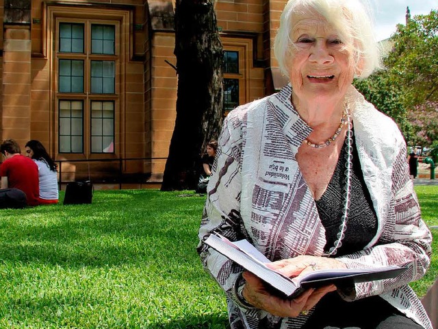 Ihre 92 Jahre sieht man Lis Kirkby nic...diesem Jahr promoviert sie in Sydney.   | Foto: Dpa