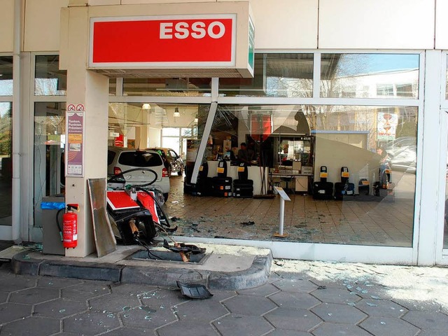 Ein spektakulrer Unfall mit glimpflichem Ausgang.  | Foto: Polizei Lrrach