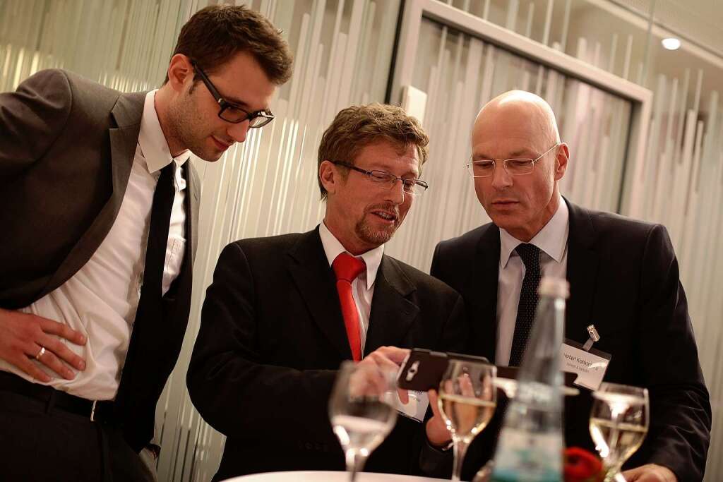 Bei der Feier nach der Verleihung: Julian Hekele, Christian Junker, Herbert Krankenberg
