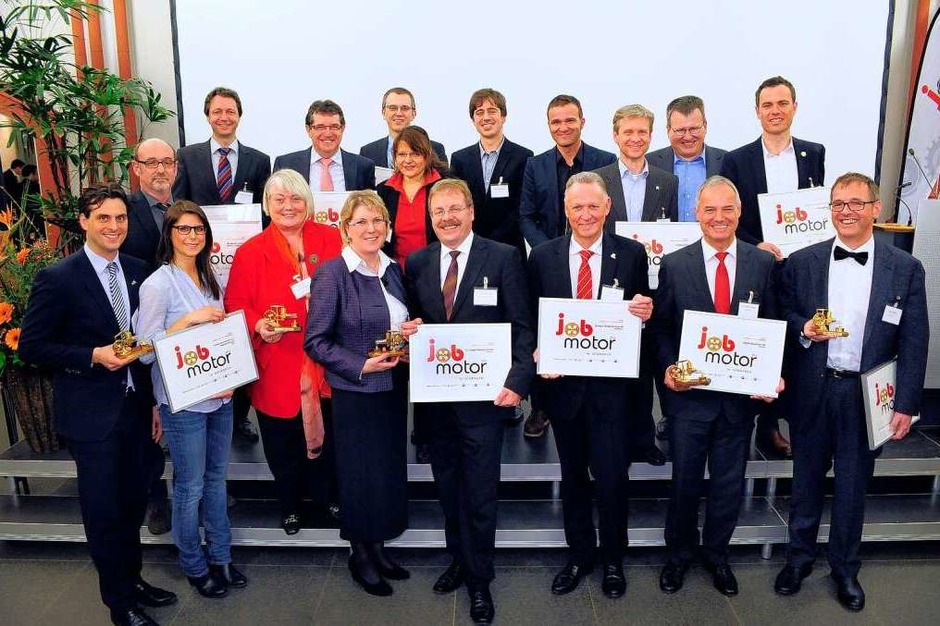 Gruppenfoto bei der Verleihung des Jobmotor 2012 in der Meckelhalle der Sparkasse Nördlicher Breisgau. (Foto: Thomas Kunz) Gruppenfoto bei der Verleihung des Jobmotor 2012 in der Meckelhalle der Sparkasse Nördlicher Breisgau. (Foto: Thomas Kunz)