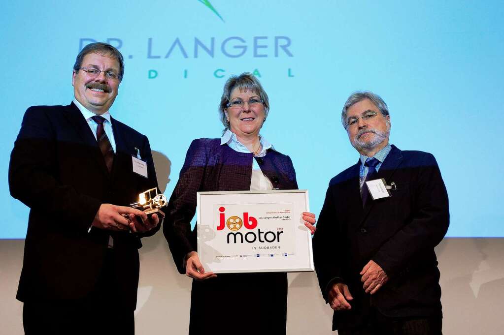 Andreas und Heike Langer (li., Dr. Langer Medical)  und Laudator Thomas Hauser (Badische Zeitung).