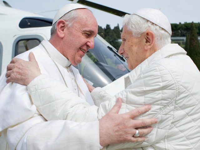 Der Nachfolger zu Gast bei seinem Vorg...raf sich am Samstag mit Benedikt XVI.   | Foto: AFP/Osservatore Romano