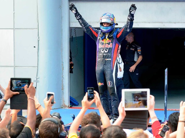 Vettel einmal mehr  in gewohnter Pose.  | Foto: AFP