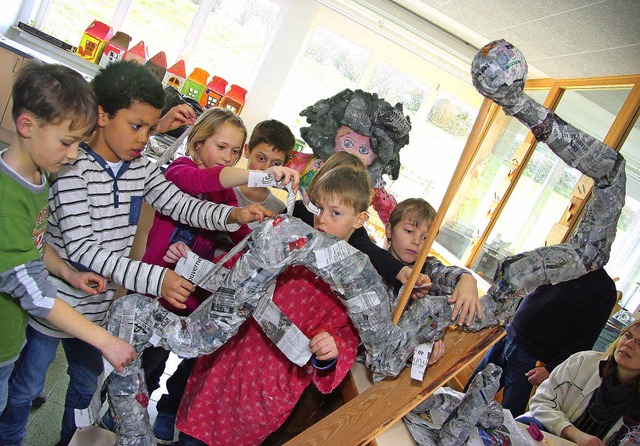 Eine Schlange aus Pappmachee haben deu...d franzsische Schulkinder gebastelt.   | Foto: Sandra Decoux-Kone