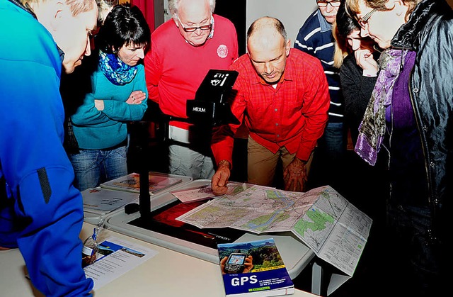 Umringt von GPS-Interessierten war der Referent Tilmann Ritzler   | Foto: hd