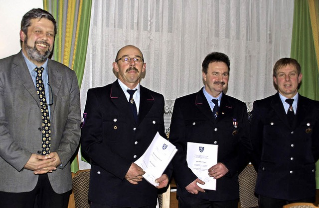 Brgermeister Michael Scharf (links) u...ehl zum Ehrenkommandanten (von links).  | Foto: Cornelia Selz