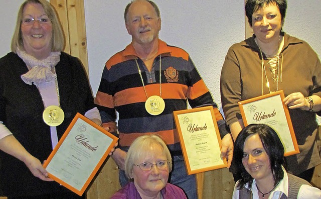 Fr langjhrige Treue zur  Gugge-Brass...ine Volle (vorne von links)  geehrt.    | Foto: Claudia  Marchlewski