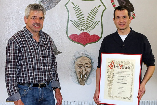 Angelo Turturro (rechts) hrt als Prs... und wurde zum Ehrenzunfrrat ernannt.   | Foto: Hans-Jrgen Hege