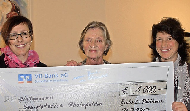 Gudrun Mller (Mitte) bergibt an die ...ke Keser einen Scheck ber 1000 Euro.   | Foto: Petra Wunderle