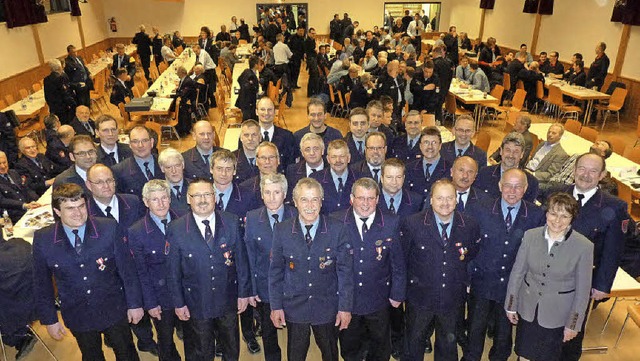 OB Edith Schreiner (rechts) und die ausgezeichneten Feuerwehrkameraden   | Foto: cornelia weizenecker