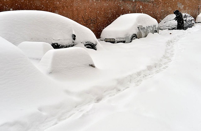 Eingeschneite Autos in der ukrainischen  Hauptstadt Kiew   | Foto: afp