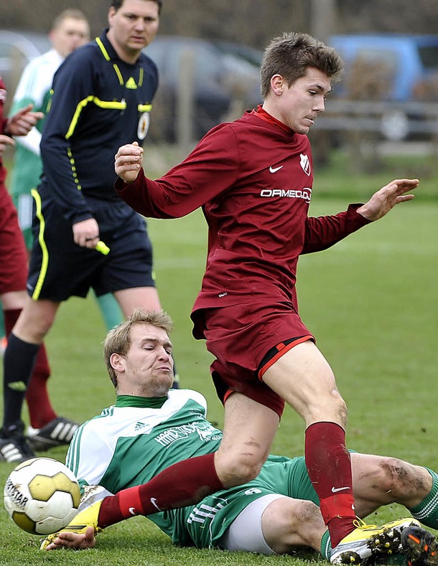 Der Wittnauer Luca Leupolz (rotes Trik...des FC Freiburg-St. Georgen, gestoppt.  | Foto: Achim Keller