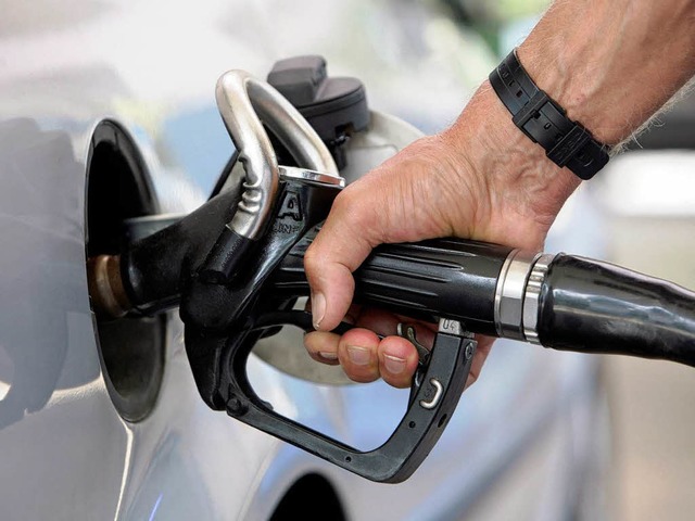 Benzin wird von Jahr zu Jahr teurer.  | Foto: dpa