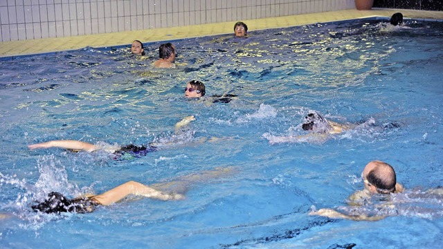 Fleiig ziehen die Schwimmer im Hallenbad Breitnau ihre Bahnen.   | Foto: Philippe Thines