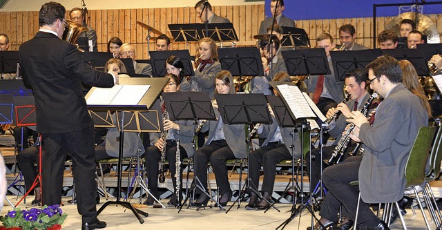 Unter der musikalischen Leitung von Ma...likum in der vollbesetzten Stadthalle.  | Foto: Christiane Franz