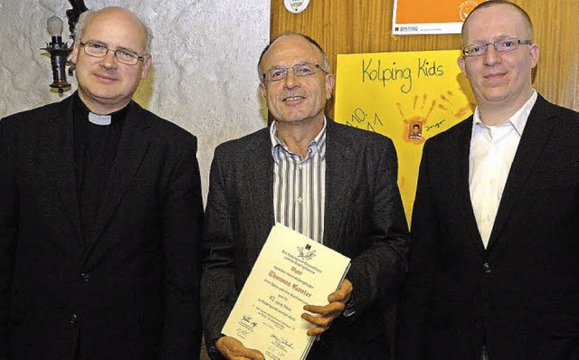 Fr 40 Jahre Mitgliedschaft in der Kol...on Pfarrer Weil und Christian Papke.    | Foto: J. Schweizer