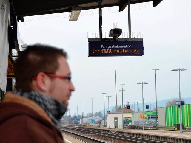 Einsam standen die Fahrgste am Montag..., als der Zugverkehr zum Erliegen kam.  | Foto: Peter Gerigk