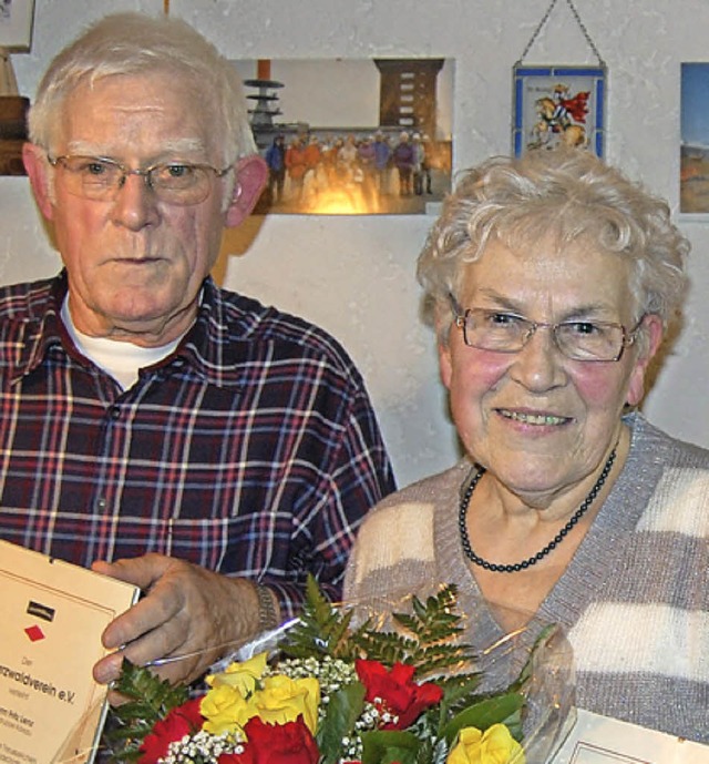 Der Schwarzwaldverein Kardsau ehrte Fritz und Lioba Lenz fr ihre Vereinstreue.   | Foto: Risch