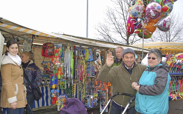 Der Frhlings-Warenmarkt litt unter de... gute Laune der Besucher jedoch nicht.  | Foto: Petra Wunderle