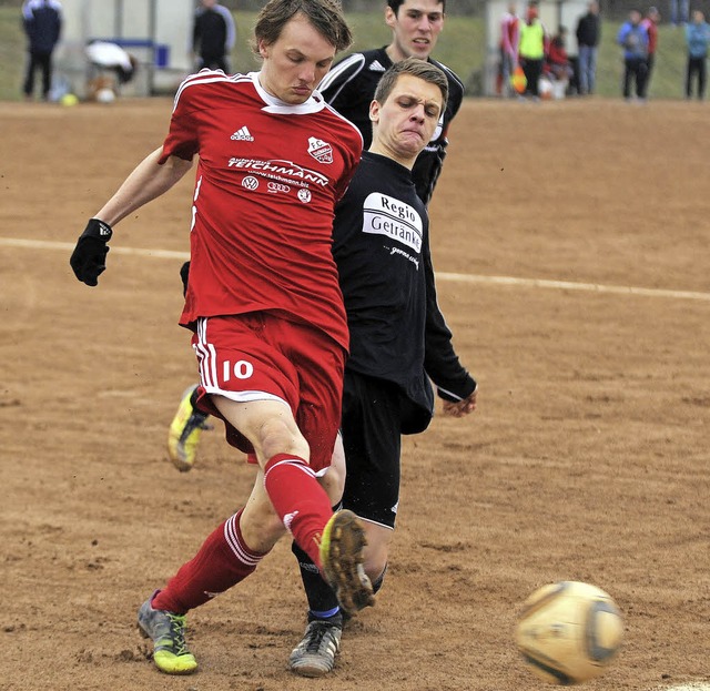 Verbissen im Zweikampf: Sebastian Rapp...Hier stochert Dennis Wei  vergeblich.  | Foto: Schn