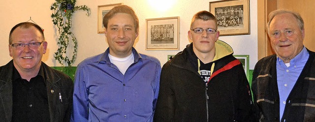 Ehrungen beim FC Zell (von links): Pet...n Philipp,Valentin Gtz, Benno Reuter   | Foto: paul Berger