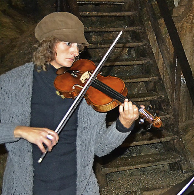 Die Geigerin Eleonore Indlekofer beim ...zert   in der Erdmannshhle in Hasel.   | Foto: Berger