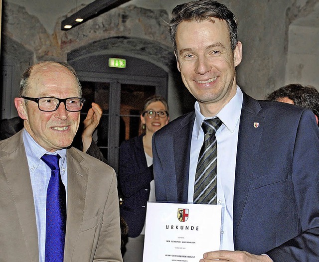 Brgermeister Andreas Hall (rechts) b...r Versetzung in den Ruhestand&#8220;.   | Foto: Gerhard Lck