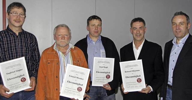 Neue Ehrenmitglieder (von links): Sieg...mus mit Vorsitzendem Thomas Rothweiler  | Foto: Fssel