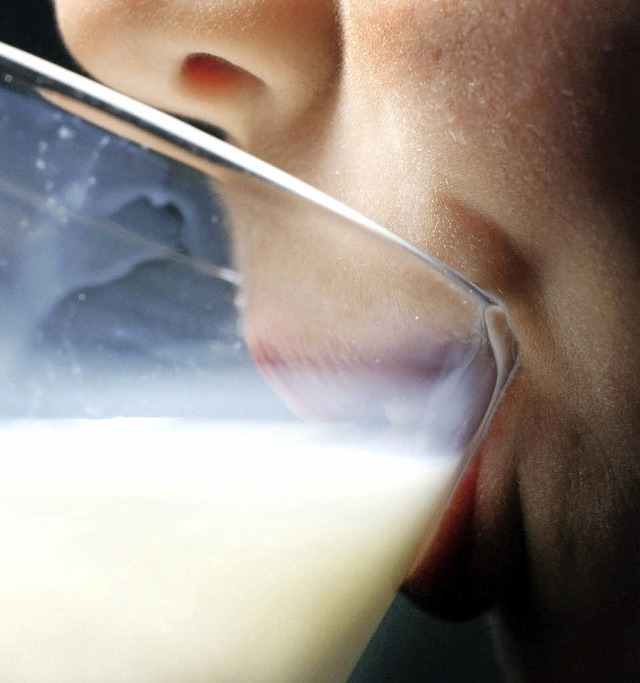 Der instabile Milchpreis macht vielen Landwirten zu schaffen.   | Foto: dpa