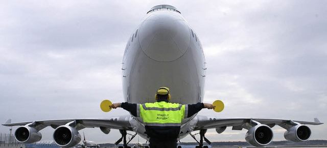 Mitarbeiter der Vorfeldaufsicht auf de...s deutschen Luftverkehrs lahmgelegt.    | Foto: DPA