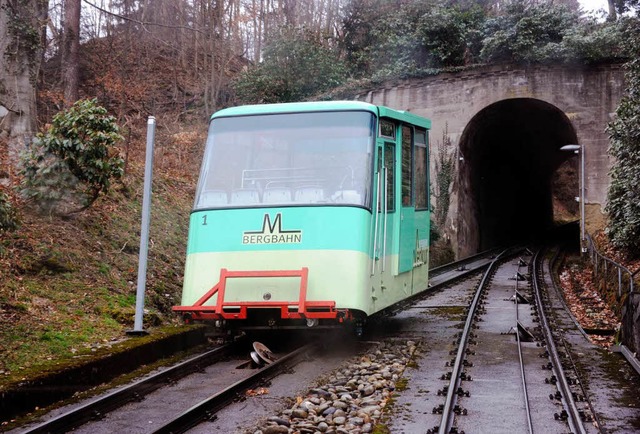 Die Bahn fhrt auf den 668 Meter hohen...l des Baden-Badener Hausbergs Merkur.   | Foto: dpa