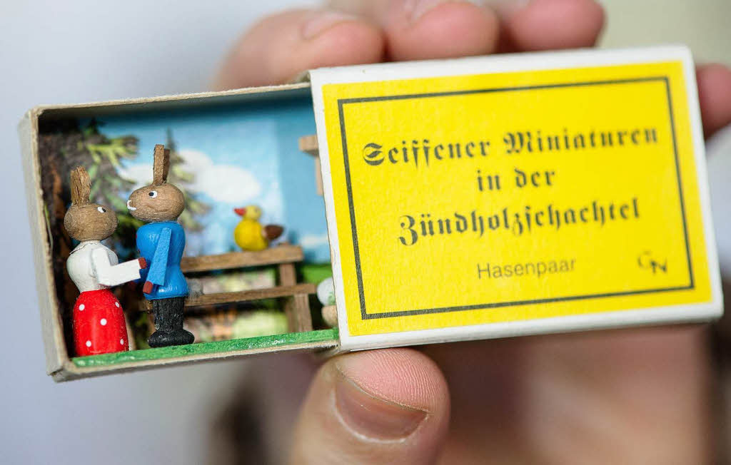 Eine Zndholzschachtel mit Miniatur-Hasenfiguren