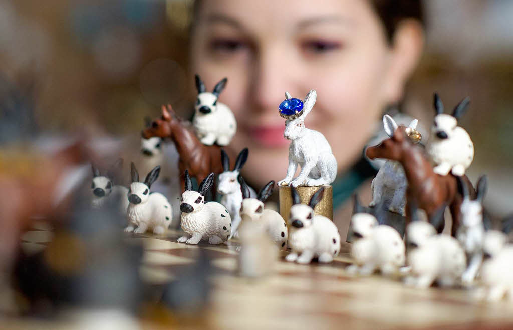 Schachspiel mit Hasen- und Pferdefiguren