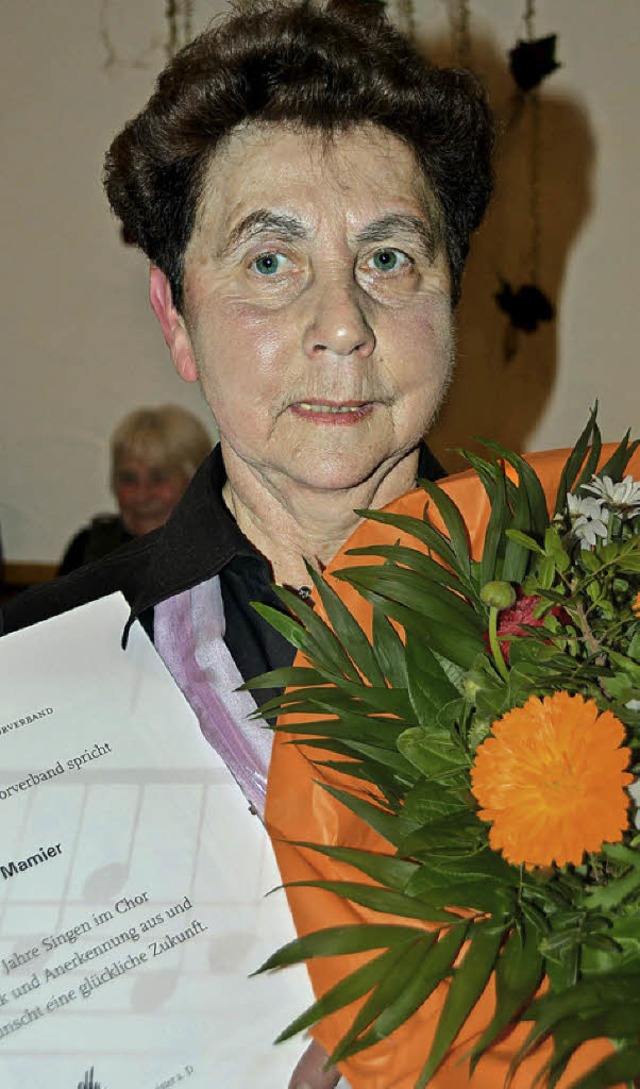 Reinhilde Mamier wurde bei der Jahresh...r 40 Jahre aktives Chorsingen geehrt.  | Foto: Roland Vitt