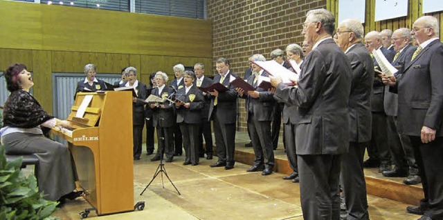 Der gastgebende Chor der &#8222;Frhli...istin und Dirigentin Maria Grigorenko.  | Foto: Reiner Merz