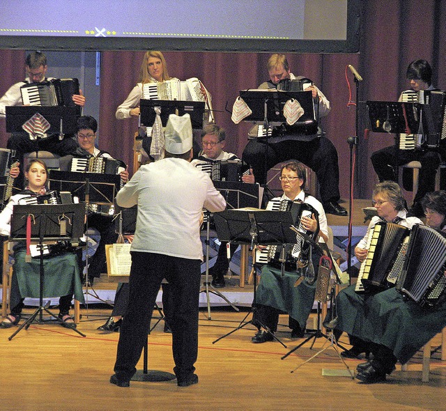 Musik, Show und Appetizer vom Feinsten...rten auf der Konzertbhne im Kurhaus.   | Foto: Monika Rombach