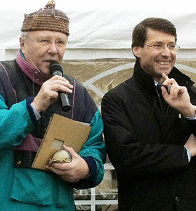 Klaus Eschbach (links) erhielt von Bruno Metz die Ehrennadel des Landes.   | Foto: verein