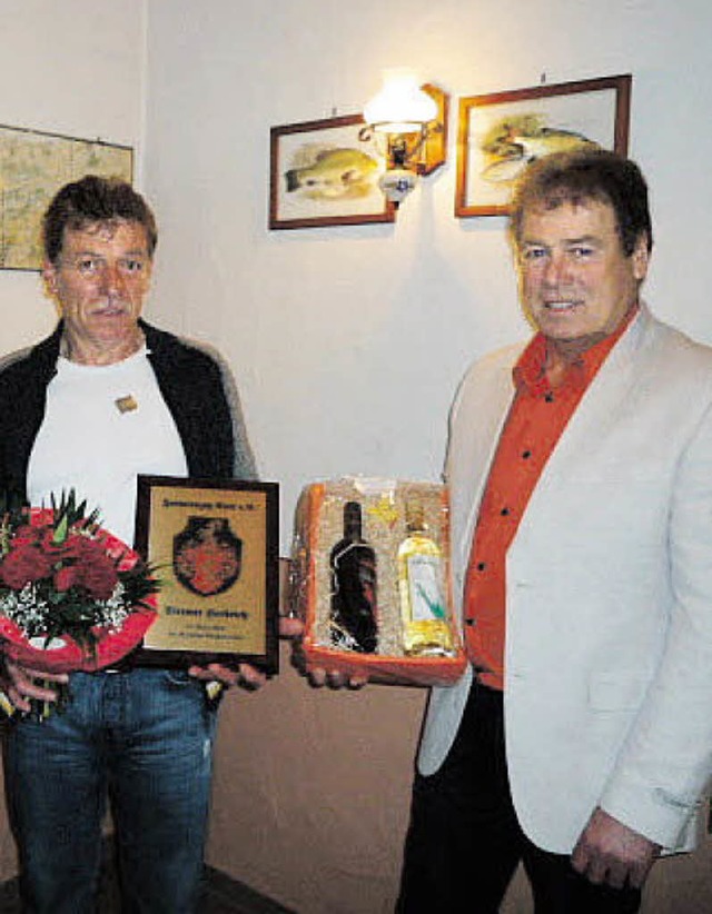 Dietmar Herdrich (links) wird vom Vors...0 Jahre Treue zum Fanfarenzug geehrt.   | Foto: Verein