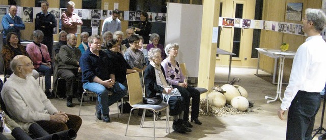 Aufmerksam lauschen die zahlreichen Besucher bei der Plauderstunde in Bernau.  | Foto: Ulrike Spiegelhalter