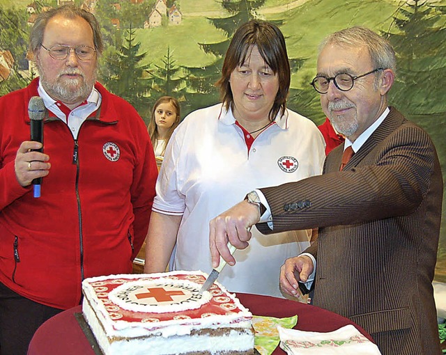 Die Rotkreuz-Geburtstagstorte zum 50-jhrigen Bestehen.   | Foto: Christian Ringwald