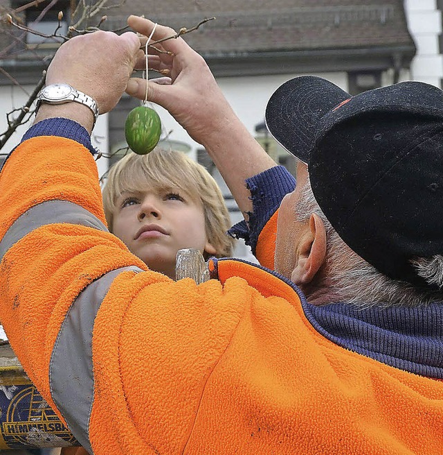 Schmuck fr den Stockbrunnen auf dem M...der der Meerwein-Grundschule schmcken  | Foto: Sylvia-Karina Jahn