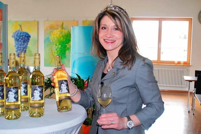Marie-Luise Wolf prsentiert ihren Prinzessinnenwein von der WG Oberbergen.  | Foto: Benjamin Bohn