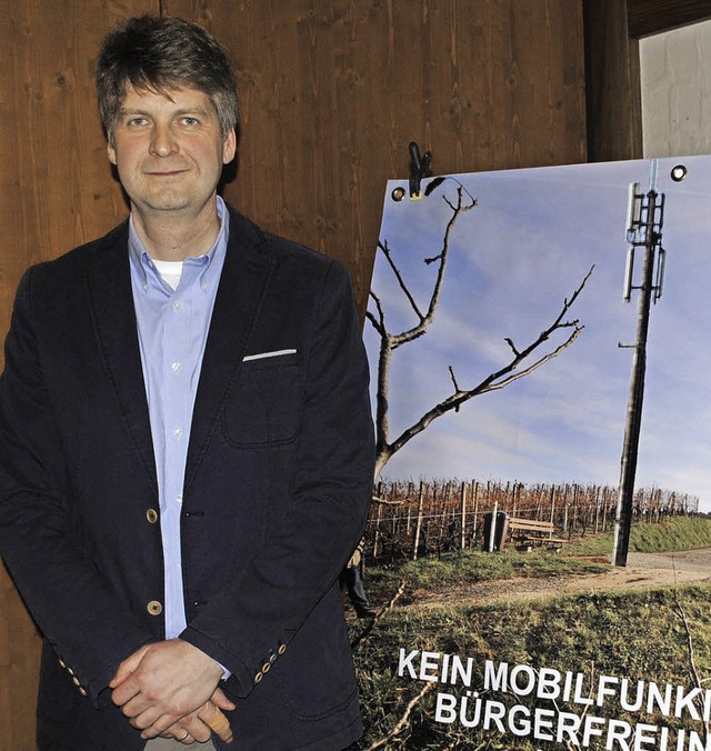 Jens Lamerz mit einer Fotomontage, die...ell-Weierbach mit dem Funkmast zeigt.   | Foto: robert ullmann
