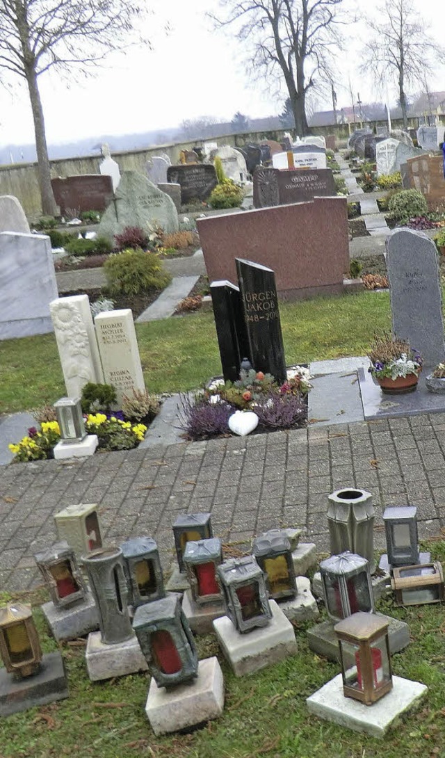 Unbekannte Tter haben auf dem Gndlinger Friedhof Grablichter beschdigt.  | Foto: christine weirich