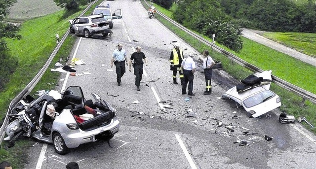 Bei einer Kollision in der Nhe von Lo...us dem Fahrzeugwrack geborgen werden.   | Foto: Archivbild: Kaier