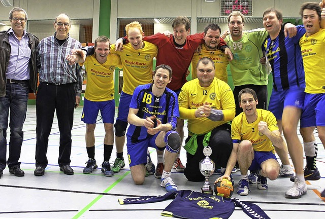 Der scheidende Pokalchef Bernd Dschle...racht Freiburg und Coach Hans Hckl.    | Foto: Privat