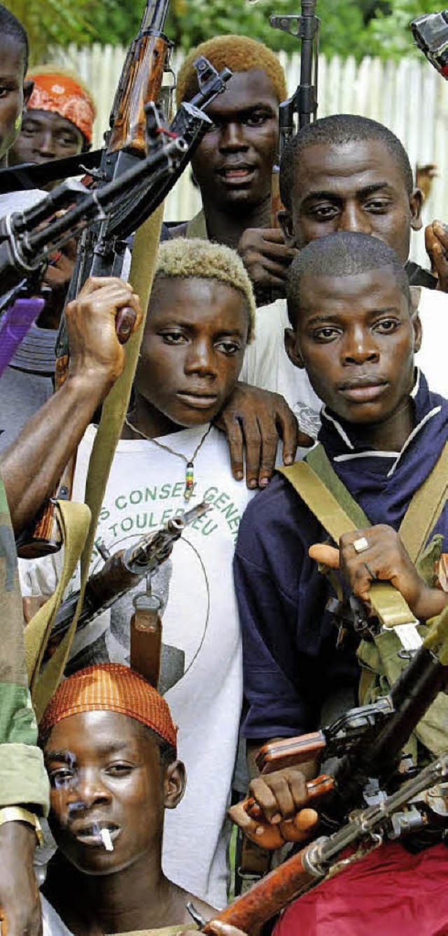 Schwer bewaffnet: Kindersoldaten in Liberia   | Foto: DPA