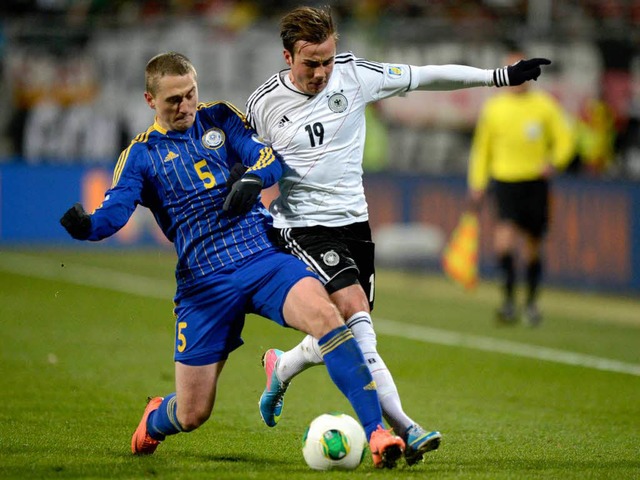 Einer der deutschen Torschtzen beim 4:1 gegen Kasachstan: Mario Gtze (rechts).  | Foto: dapd