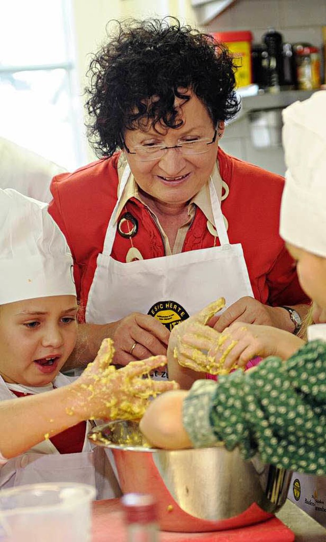 Gerlinde Kretschmann kocht mit Kindern.   | Foto: dpa
