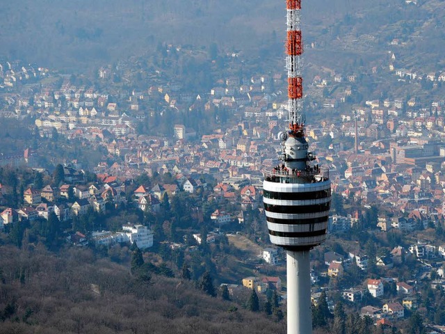 Der Fernsehturm &#8211; ein Wahrzeichen der Landeshauptstadt.  | Foto: dpa